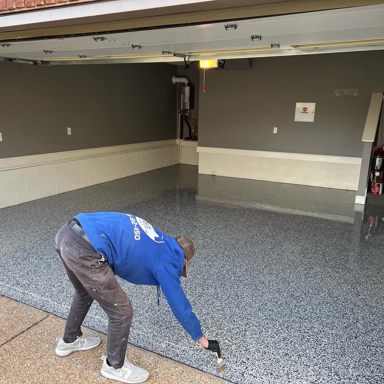 Garage after receiving a gray full-broadcast flake floor
